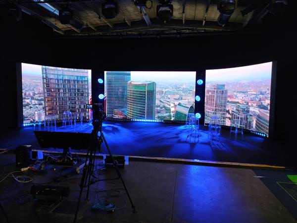 Studio con allestimento Led Wall, luci e sgabelli