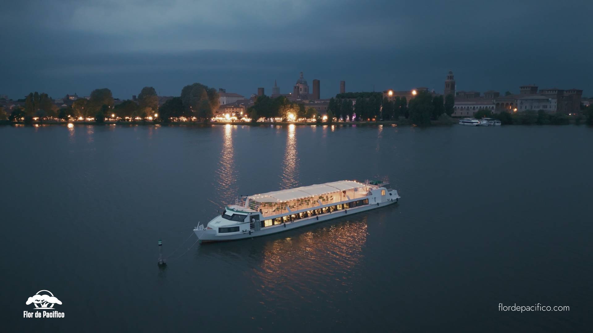 Flor de Pacifico  Cruise on the Mantua Lakes