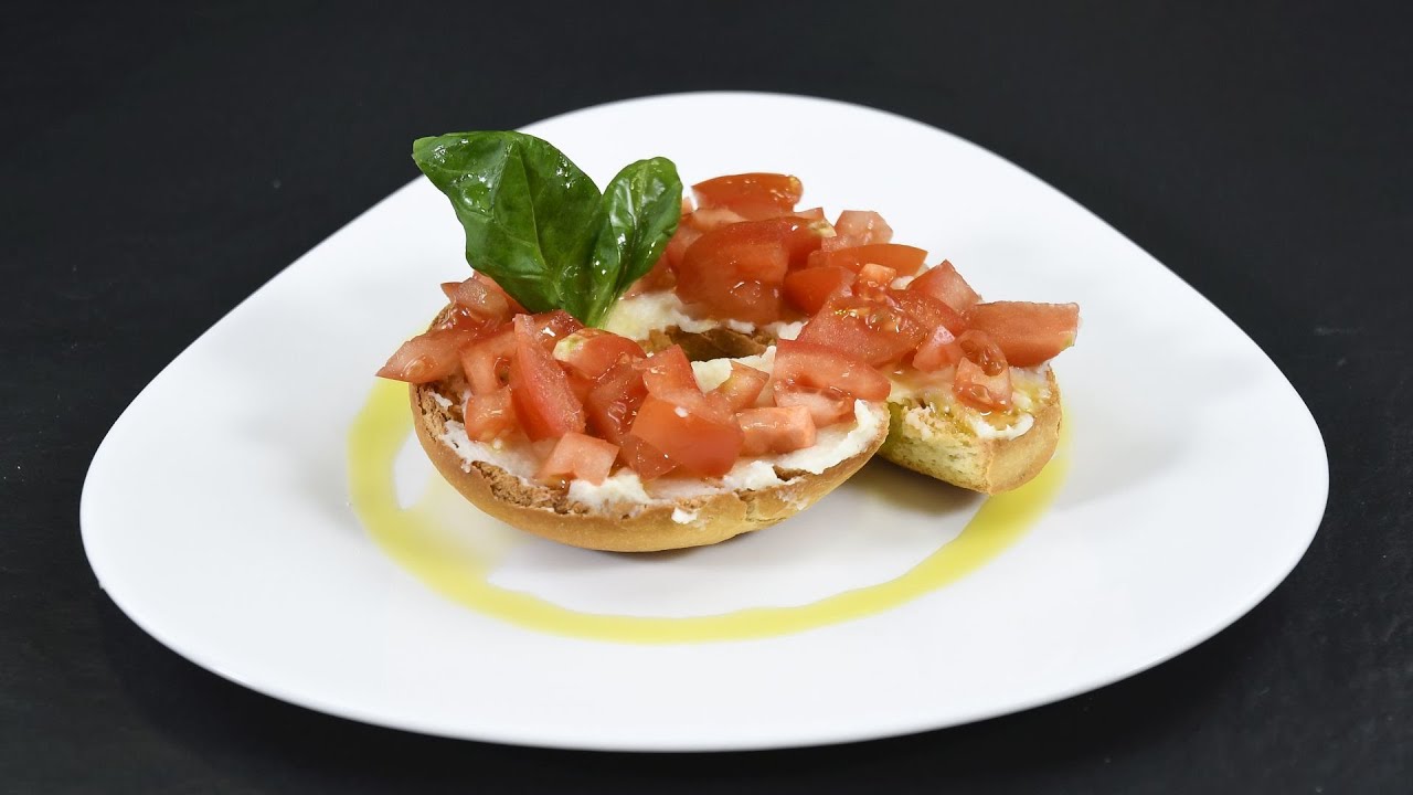 Frisella con pomodori, basilico e crema di Provolone Valpadana DOP piccante